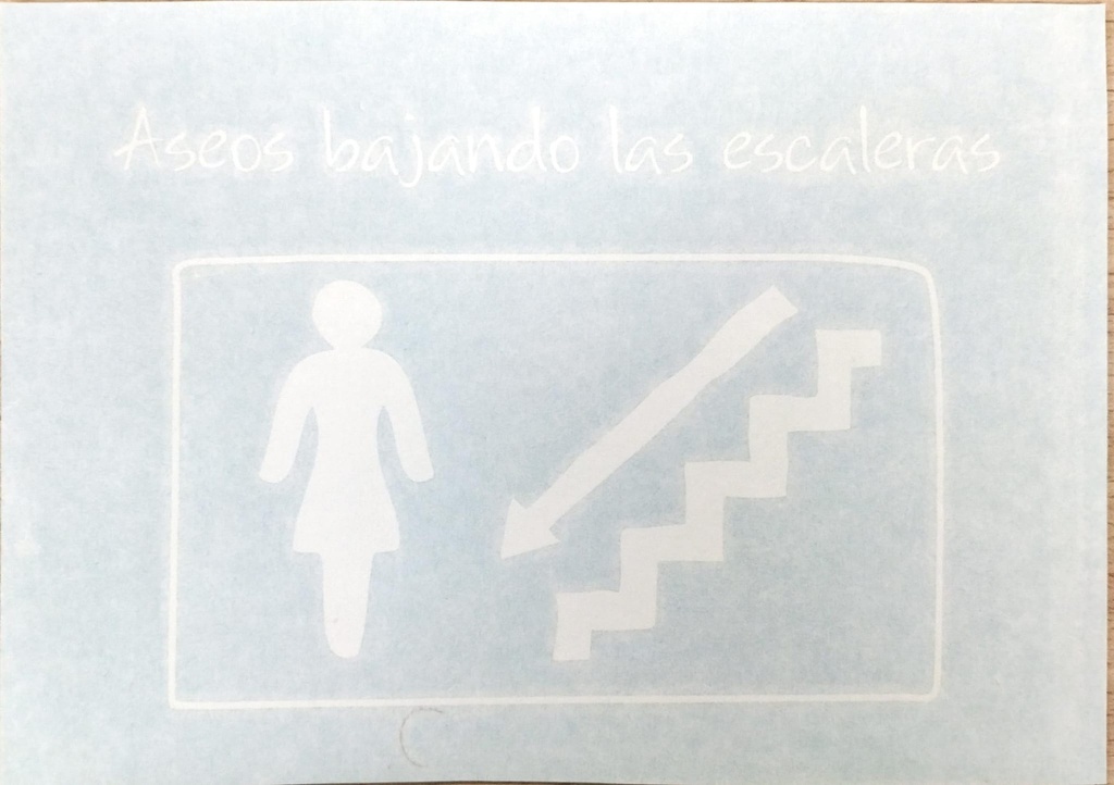 Aseo mujeres bajando escaleras izquierda