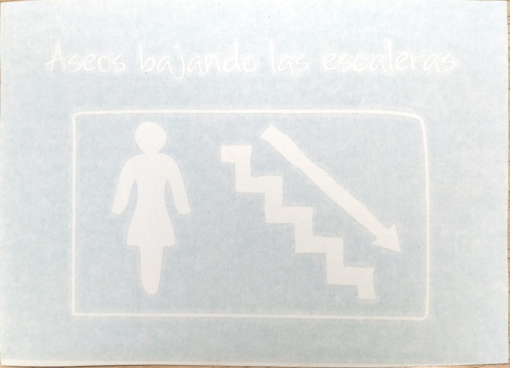 Aseo mujeres bajando escaleras derecha