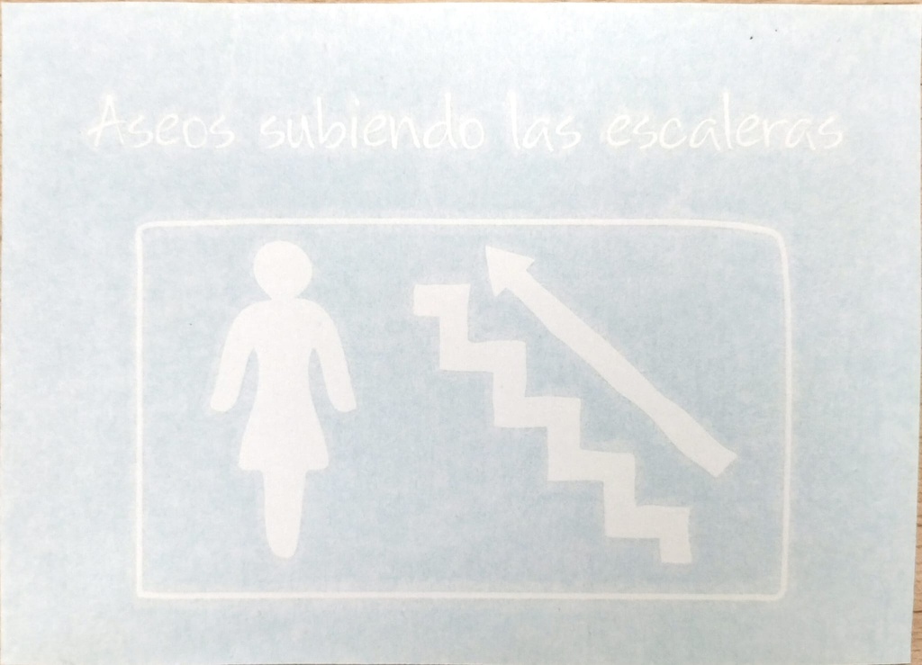Aseo mujeres subiendo escaleras izquierda